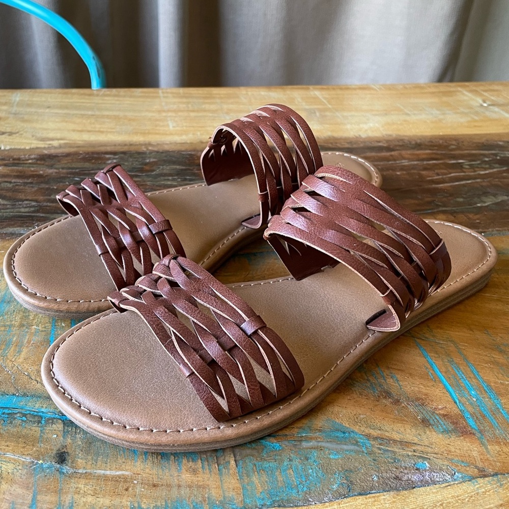 Universal Thread Sandals NEW